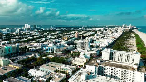 Vista-Aérea-De-Drones-Sobre-Ocean-Drive-En-Miami-South-Beach-En-Un-Día-Nublado