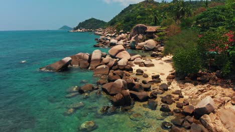 Luftaufnahme-Der-Felsigen-Küste-Mit-Klarem,-Türkisfarbenem-Wasser-In-Thailand