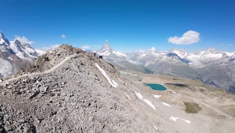 Panorama-Luftaufnahme-Eines-Alpensees-Und-Der-Schweizer-Alpen-Im-Hintergrund,-Gelegen-Am-Gornergrat,-Zermatt,-Schweiz,-Europa