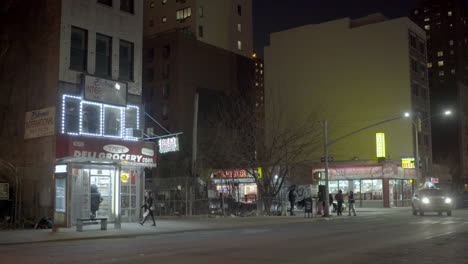 Tienda-De-Delicatessen-Y-Licores-En-La-Noche-En-East-Harlem,-Nueva-York