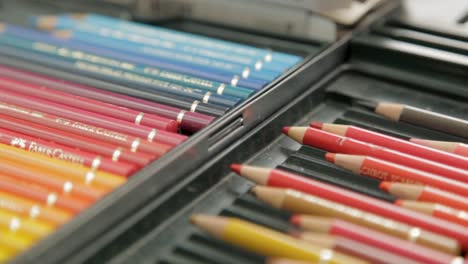 Nahaufnahme-Eines-Offenen-Buntstiftetuis-Mit-Stiften,-Die-In-Farbverlaufsreihenfolge-Angeordnet-Sind