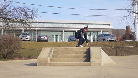 Person-Macht-Einen-Skateboard-Flip-Trick-Die-Treppe-Hinunter