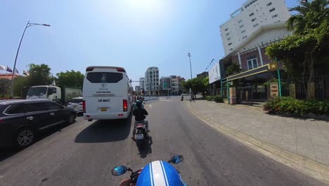 Ein-Instagram-Video-Mit-Einer-360-Grad-Actionkamera-Zeigt-Einen-Touristen,-Der-In-Da-Nang,-Vietnam,-Ein-Fahrrad-Mietet