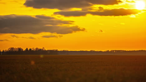 La-Puesta-De-Sol-Dorada-Colorea-Los-Campos-De-Otoño-Mientras-Las-Nubes-Se-Desplazan-En-Un-Lapso-De-Tiempo