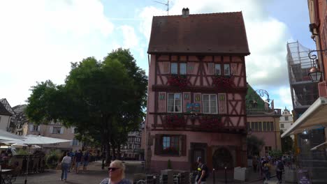 Casas-Coloridas-Del-Centro-Histórico-De-Colmar---Plaza-De-La-Antigua-Aduana-En-Un-Día-Soleado