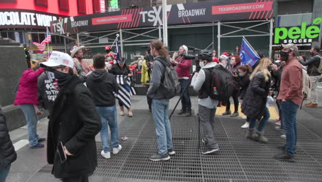 El-Vaquero-Desnudo-Firma-En-Times-Square,-Nueva-York,-Antes-De-Las-Elecciones-Presidenciales-De-2020.