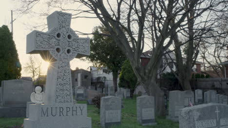 Großes-Kreuz-Als-Grabstein-Bei-Sonnenuntergang-Auf-Dem-New-Yorker-Friedhof