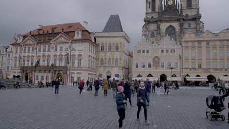 Geschäftige-Szene-Am-Altstädter-Ring-In-Prag-Mit-Historischer-Architektur-Und-Einer-Schwebenden-Blase