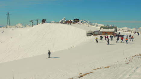 La-Pendiente-Cubierta-De-Nieve-Al-Inicio-De-Una-Estación-De-Esquí-En-Los-Alpes-Franceses.