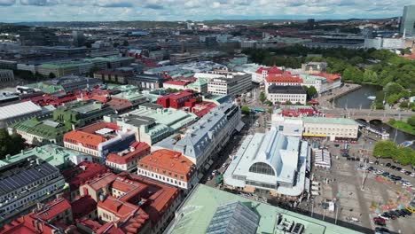 Luft-Umkreist-Den-öffentlichen-Markt-Am-Stadtkanal-Im-Sonnigen-Göteborg,-Schweden