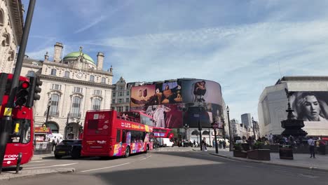 En-Una-Mañana-Soleada,-Autobús-Turístico-Pasando-Por-Piccadilly-Circus-En-Londres