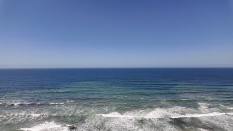 Vista-Panorámica-Hacia-La-Izquierda-De-La-Playa-De-Torrey-Pines-Con-Vistas-Al-Océano-Pacífico-En-El-Sur-De-California,-Cerca-De-San-Diego.