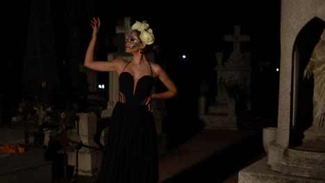 Modelo-Vestida-De-Catrina-Mirando-El-Cementerio-Por-La-Noche