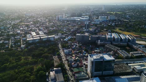 Panoramablick-Auf-Den-Straßenverkehr-Im-Stadtbild-In-Alabang,-Las-Piñas,-Metro-Manila,-Philippinen---Drohnenaufnahme