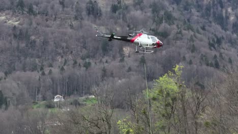 Der-Schweizer-Airbus-H125,-Ein-Wendiger-Einmotoriger-Mehrzweckhubschrauber,-Führt-Präzise-Seilhandhabungsmanöver-Gekonnt-Aus