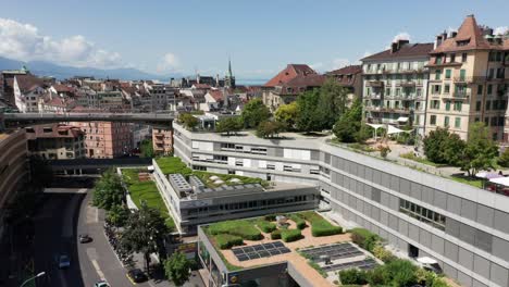 Jihb-Abajo-De-Un-Edificio-Nuevo-Y-Moderno-En-El-Centro-De-Lausana,-Suiza