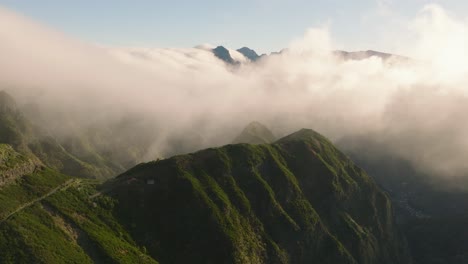 Vuelo-Con-Drones-Sobre-Las-Afiladas-Montañas-De-Madeira-Portugal