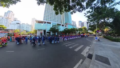 Traditionelle-Vietnamesische-Kleidung-Auf-Einem-Straßenfest.-Laut-Einem-Insta-360-Grad-Actionkameravideo-Mietet-Sich-Ein-Tourist-In-Nha-Trang,-Vietnam-Ein-Fahrrad