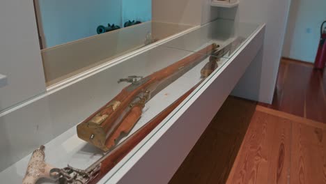 Rifles-Antiguos-Expuestos-En-La-Sala-De-Armas-Del-Castillo-De-Trakošćan,-Croacia