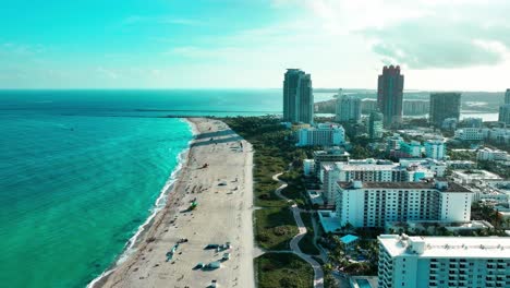 Volando-Sobre-Miami-South-Beach-En-Un-Día-Nublado-Al-Atardecer-Vista-Aérea