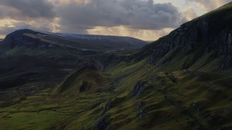 Antena-Inversa-De-Proximidad-Con-Vistas-A-Las-Exuberantes-Tierras-Altas-Escocesas,-Isla-De-Skye,-Paseo-Quiraing