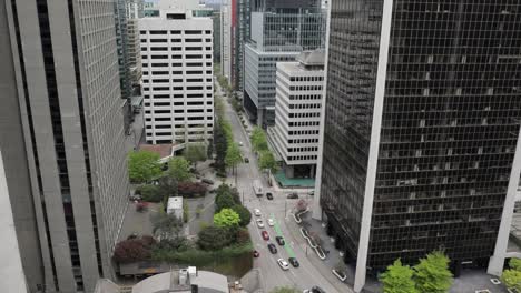 Vista-De-Arriba-Hacia-Abajo-Desde-La-Habitación-Del-Hotel-Del-Tráfico-Del-Centro-De-Vancouver,-Canadá