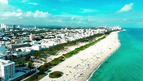 Miami-South-Beach-En-Un-Día-Nublado-Al-Atardecer-Vista-Aérea-Apuntando-Hacia-La-Arena-En-La-Costa-Del-Océano-Pacífico