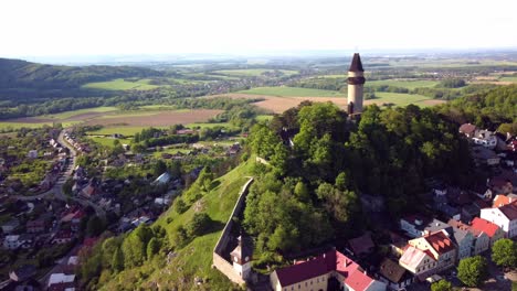 Castillo-De-Stramberk-Y-Ciudad-En-El-Distrito-De-Nový-Jičín,-Región-De-Moravia-Silesia,-República-Checa---Toma-Aérea