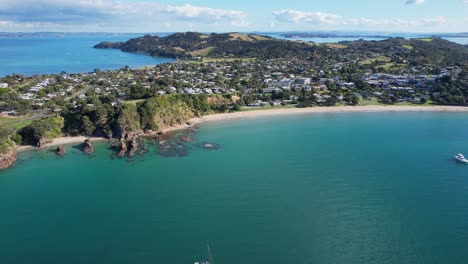 Vista-Aérea-Panorámica-Del-Pueblo-Frente-A-La-Playa-De-Oneroa-En-La-Isla-Waiheke-Cerca-De-Auckland,-Isla-Del-Norte,-Nueva-Zelanda