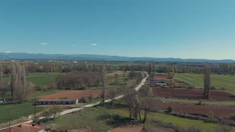 Vuelo-De-Drones,-Sobre-Un-Pueblo-En-Europa,-Vídeo-De-4k