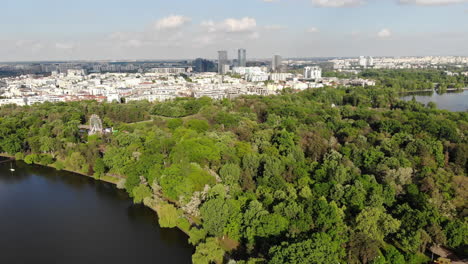 Blick-Auf-Die-Skyline-Der-Stadt,-Bürogebäude-Und-Stadtteile,-Drohne,-Bukarest,-Rumänien