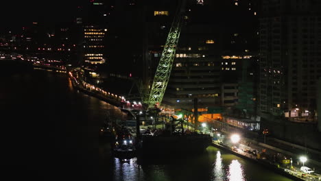 Vista-Aérea-Orbitando-Un-Sitio-De-Construcción-Flotante,-Noche-En-Manhattan,-Nueva-York