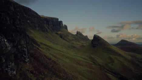 Vuelo-De-Proximidad-Sobre-Los-Acantilados-De-Quiraing-Walk,-Highlands-Escocesas-En-La-Isla-De-Skye.