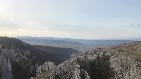 Luftaufnahme-Einer-Bergklippe-Mit-Einem-Kreuzdenkmalsymbol-Aus-Der-Luft,-Herauszoomen,-An-Einem-Klaren-Herbsttag-In-Der-Turzii-Schlucht,-Rumänien
