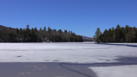 La-Superficie-Del-Lago-Congelado-Comienza-A-Descongelarse-A-Principios-De-Primavera.