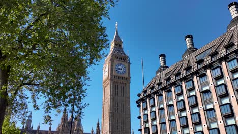 Big-Ben-And-Portcullis-House-In-Westminster,-Victoria-Embankment-On-Sunny-Morning-With-Clear-Blue-Skies
