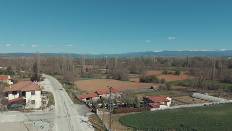 Vuelo-De-Drones,-Sobre-Un-Pueblo-En-Europa,-Alejamiento-De-Vídeo-De-4k