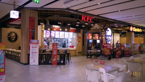 Leere-Tische-Und-Stühle-Bei-Einigen-Fastfood-Ketten-In-Einem-Food-Court-Eines-Kaufhauses-Mitten-In-Bangkok,-Thailand