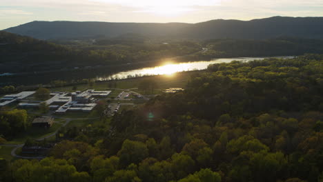 Imágenes-Aéreas-Panorámicas-De-Moccasin-Bend-Durante-La-Puesta-De-Sol-En-Chattanooga,-Tennessee,-Con-El-Sol-Reflejándose-En-El-Río-Tennessee