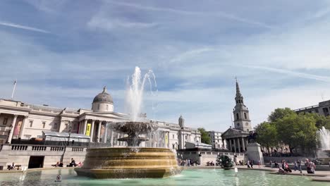 La-Ciudad-De-Westminster,-En-El-Centro-De-Londres,-Con-Trafalgar-Square,-Una-Vibrante-Plaza-Pública