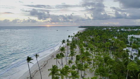 Ciudad-Turística-Tropical-Voladora-En-Punta-Cana,-En-El-Extremo-Más-Oriental-De-La-República-Dominicana