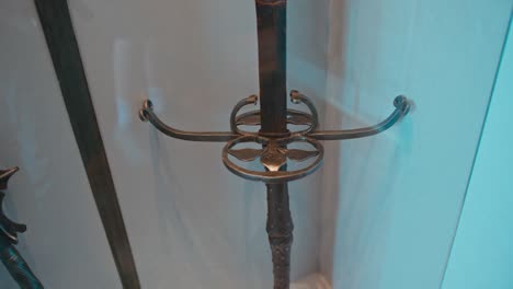 Espada-Antigua-En-Exhibición-En-La-Sala-De-Armas-Del-Castillo-De-Trakošćan,-Croacia