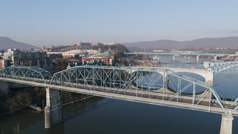 Imágenes-Aéreas-Sobrevolando-El-Puente-Peatonal-De-Walnut-Street-Durante-El-Amanecer-En-Chattanooga,-Tennessee