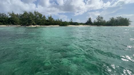 Landschaft-Des-Ruhigen-Meeres-Und-Der-Insel-Im-Hintergrund