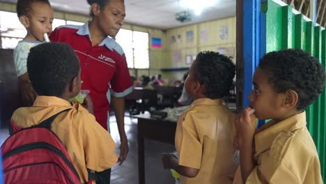 Native-Papua-Indonesier-Lehrer-Mit-Kindern-Klasse-Im-Dorf