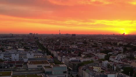 Neuer-Tag-Am-Frühen-Morgen,-Stadt-Berlin-Fernsehturm-Orangefarbener-Himmel-Sonnenaufgang