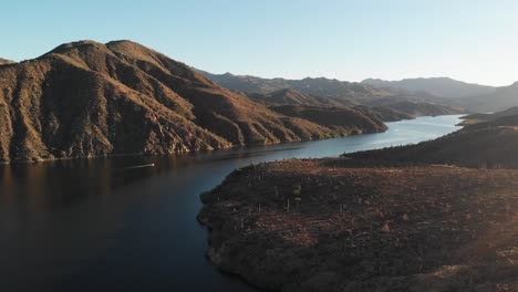 Tarde-Tranquila-En-Arizona-En-El-Lago-Apache-Con-Una-Cálida-Puesta-De-Sol-Y-Un-Barco-Que-Regresa-Al-Puerto-Deportivo