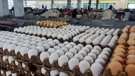 Videos-De-Huevos-De-Gallinas-Camperas-A-La-Venta-En-Un-Mercado-Local-En-Perú