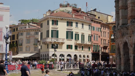 Sonniger-Tag-In-Verona-Mit-Geschäftigem-Treiben-Und-Historischen-Gebäuden-Im-Stadtzentrum