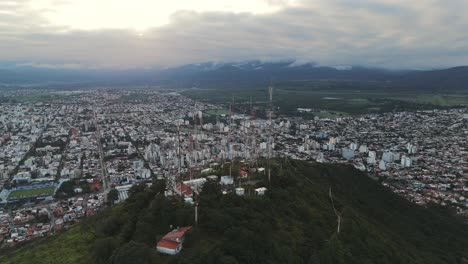 Luftbild-Drohnenverfolgungs-Kommunikationsantennen-Auf-Dem-Berg-über-Der-Hauptstadt-Salta-Bei-Sonnenuntergang